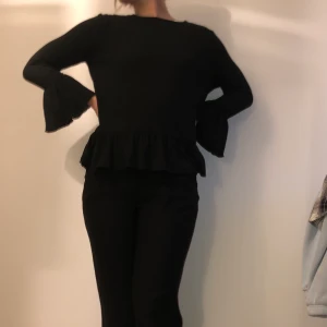 Tröja - Tröja från Bikbok med volanger nertill. Väldigt luftig och skön❤️‍🔥❤️‍🔥