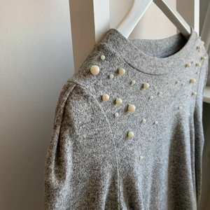 Söt tröja från ginatricot  - Jätte fin tröja från Ginatricot med pärlor på. Använd en del men fortfarande i gott skick. (Hund finns i hemmet)💕