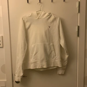 Gant hoodie strl 176cm/16 år - Vit gant hoodie i bra skick. Köpt på kidsbrandstore för ca 1000 kr