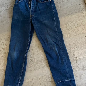 Vintage levis jeans - Ett par levis jeans köpta vintage. Jeansen är raka i passformen och sitter tajt runt midjan och rumpan men något lösare över låren. Jeansen har den klassiska mellanblå färgen och är perfekta vardags jeans! Köparen står för frakten.