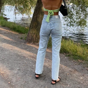 ROWE WEEKDAY - Säljer dessa ljusa jeans ifrån weekday, storlek 26/32. Jag är 180 cm💕 skriv privat för fler frågor! 280kr INKLUSIVE frakt!!