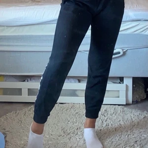 Adidasbyxor  - Snöret är borta, sparsamt använda 