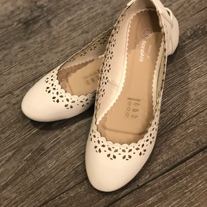Ballerinaskor - Ett par helt oanvända vita ballerinaskor från Kappahl🤍Storlek 38🤍
