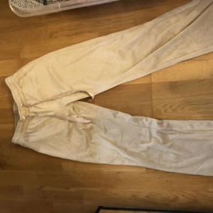 Mjukisbyxor i xs - Ett par beiga mjukisbyxor ifrån Gina tricot i xs!