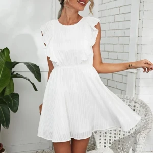 Klänning - Jättefin klänning som hade kunnat passa till studenten. Jag säljer på grund av att den är för kort för mig och jag är 173cm lång. Annars är den i jättefint skick. 