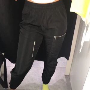 Byxor från bikbok  - Säljer dessa snygga byxor med dragkedjor som detaljer, från bikbok, storlek M