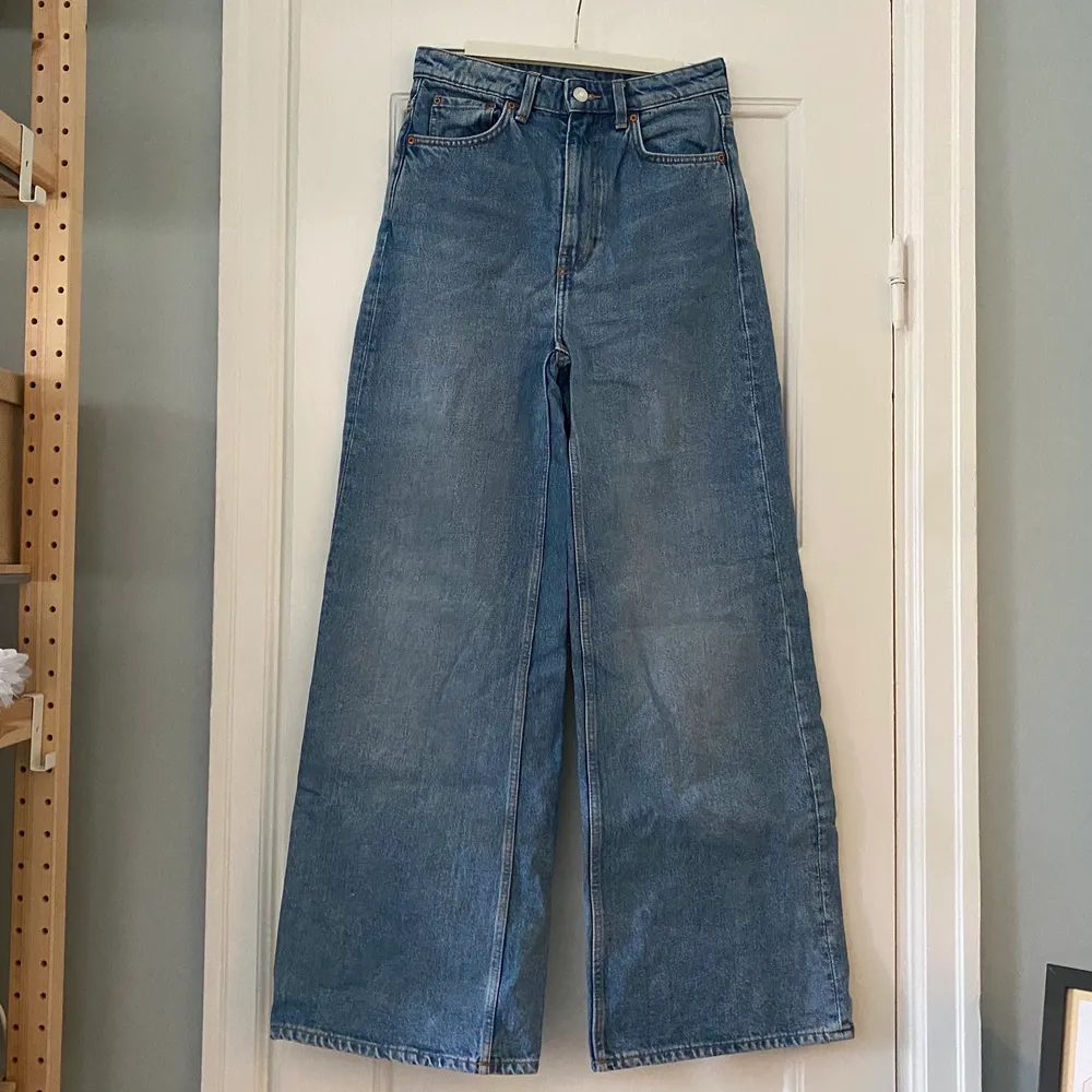 Säljer dessa Weekday jeans i modell Ace. Storlek W25 / L32. Midjan är ca 72 cm och längden innerben är 75 cm. Mycket sparsamt använda!. Jeans & Byxor.