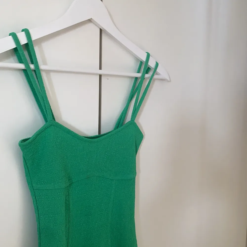 Superfin grön klänning, endast använd en gång. Den är i strl XXS, men passar mig som brukar ha XS. Säljer för 100 + frakt💕. Klänningar.