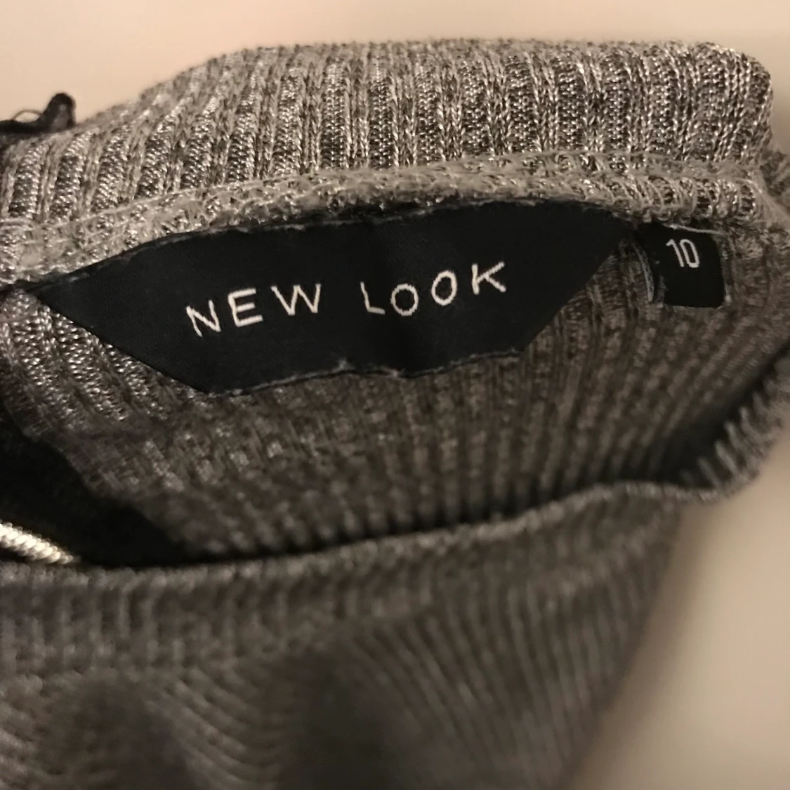 Grått linne med dragkedja  - 91