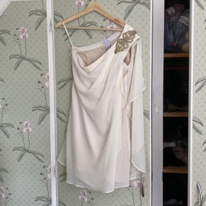Studentklänning - Vit one-shoulder klänning från Nelly, aldtig använd 