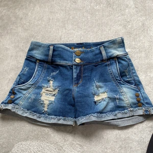 Shorts - Ett par blåa shorts från Texas super coola och skön från mashai jeans med  hål 