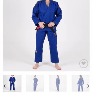BJJ Gi dress för kvinna - Köpt för 1000kr och Använd 1 gång!! Marinblåa Gi-kläder inklusive vitt bälte. Som ny. Storlek F2. (Jag själv är en S som pendlar mellan XS och M, och denna passade bra!) köpt från Rebelz