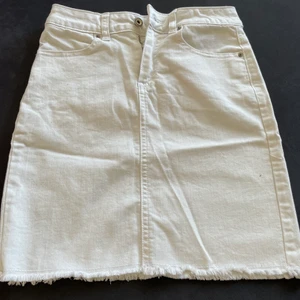 Vit jeanskjol - Snygg vit jeanskjol som är oanvänd 