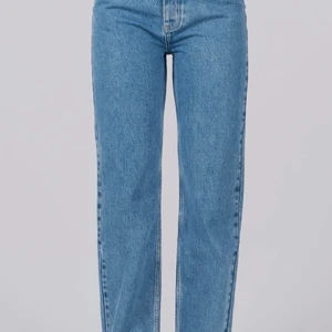 A dsgn jeans storlek M - Jeans från Alice stenlöfs klädmärke. Riktigt snygg passform. Är i storlek M men passar även en S ifall man vill ha dom lite oversize. Använda en gång, nypris 699.