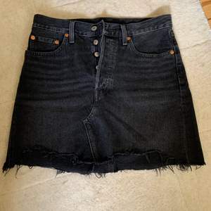 Levis Deconstructed, svart kjol, använd 2ggr.