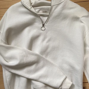 Zip-up sweatshirt - Zip-up sweatshirt från pull&bear i storlek M men passar nog till S och XS också. Som ny utan några skador. Skriv vid intresse☺️