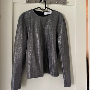 Glittrig partytröja - Aldrig använd glittrig långärmad tröja.