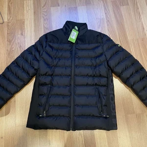 hugo boss jacka  - hej! jag säljer denna hugo boss jackan för 899kr den är i strl M men passar S mer men har du M så funkar det också. finns i jönköping men kan skicka den om köparen står för frakten. (kill jacka, jag hjälper min brorsa) 