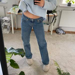 Lågmidjade jeans från weekday modell arrowrot low waist straight! Storlek 27/32, köpta på plick men lite för stora för mig 💕 Midja ca 40cm, från gren till midja 20 cm och innerbenslängd 81!