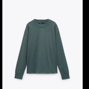 Långärmad tröja - Mörkblå långärmad tröja från zara med en typ baggy fit. Väldigt fin färg och nästan ny tröja. Skriv privat vid intresse