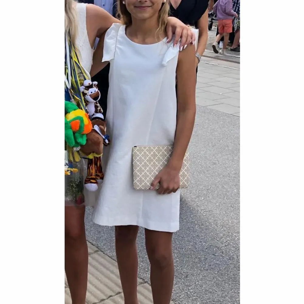 Säljer min favoritklänning från Zara kids då den tyvärr har blivit för liten.😢😍😊 Klänningen är i jättefint skick och endast använd en gång. (Vid tillfället på bilden) Storlek 13-14år/ 164 cm . Klänningar.