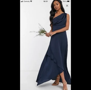 Balklänning maxiklänning oneshoulder - Marinblå one shoulder-klänning i maxilängd. Storlek 38 men jag är en small i vanliga fall och på mig sitter den bra. Använd vid ett tillfälle.