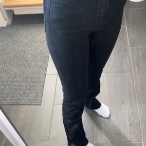 Svarta jeans  - Gina jeans racka men slits. Inte använda så många gånger och fint skick. Köparen står för frakten🫶🏼