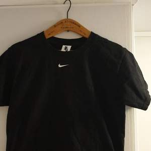 Skön svart Nike t-shirt med en centrerad Nike logga som är broderad! Fint skick, endast buren ett par gånger. Storlek S Bredd: 46cm Längd: 66cm