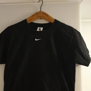Nike T-Shirt Center Swoosh  - Skön svart Nike t-shirt med en centrerad Nike logga som är broderad! Fint skick, endast buren ett par gånger. Storlek S Bredd: 46cm Längd: 66cm