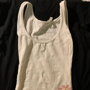 Vitt linne - Säljer detta vita linne då det är för litet. Kunde inte ens få på mig det. Jag har vanligtvis s/m. På lappen står det xs så skulle rekommendera xxs/xs. Linnet är annars jättegulligt och har inga defekter💕