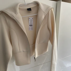 Beige kofta - Säljer en oanvänd snygg beige kofta för 100kr 