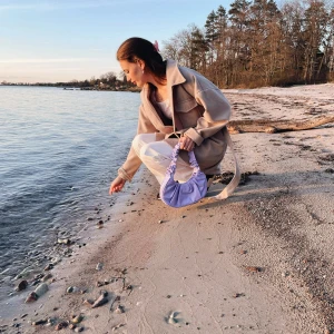 Lila väska  - Super trendig lila väska som tyvärr inte kommer till användning. I nyskick, endast använd fåtal ggr. 