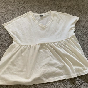 Utsvängd t-shirt - Säljer min fina utsvängda t-shirt! Aldrig använd!💕 bra skick! Storlek xs från shein. Den är lite genomskinlig💕