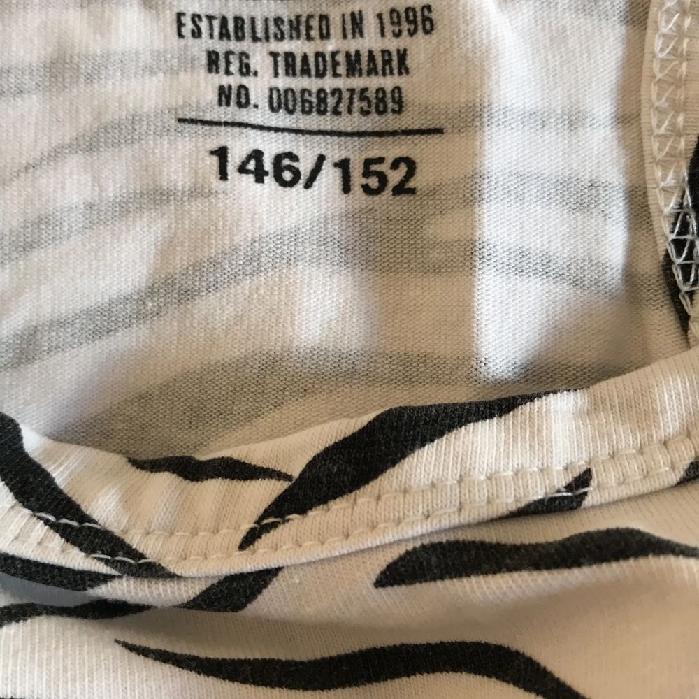 Jätte fint zebra linne som passar perfekt till sommaren☀️☀️ Den är i storlek 146-152 men passar mig med S! Så jag skulle nog säga att den är XS💕💕 Inte alls använd mycket och är bra skick! Säljer för 60kr + frakt 📦 . Toppar.