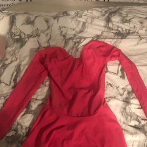 Rosa konståknings klänning  - Säljer denna basic rosa konståknings klänningen💕 som är i bra skick. Materialet är som ett träningsmatrial och är väldigt stretchigt.