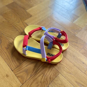 Sandaler Camper  - Sandaler från Camper i klara färger med resår. Enkelt att ta av och på. Sköna. Perfekta inför sommaren! Köpta på Zalando för 899kr förra sommaren. Använda några gånger, som nya. 