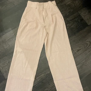 NA-KD byxor ljusrosa  - Säljer mina oanvända NA-KD kostymbyxor, i material linne. Mycket bra skick. Storlek 34. Köparen står för frakten!!