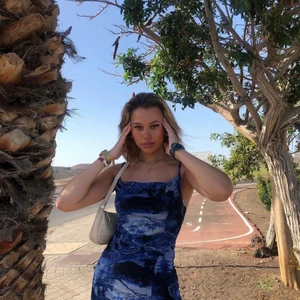 Klänning  - Säljer denna klänning från prettylittlething storlek 36 