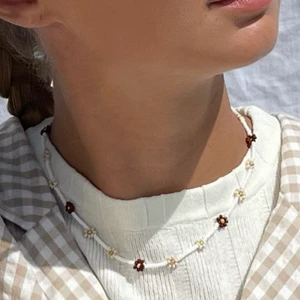 Halsband  - Halsband i färgerna, vit, brun och beige!!😍 detta är inte egnegjort utan det har jag köpt, men säljer nu för bara 89kr🥰
