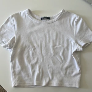 Croppad vit topp - Superfin och bra skick! Min favo tröja men tyvärr för liten.
