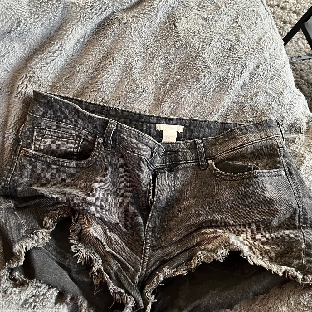 Säljer shorts från H&M strl 38. Shorts.