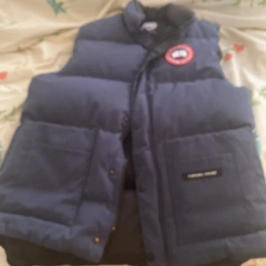Canada goose väst - Hej, säljer min canada goose väst i gott skick. Har haft den i ca 1 år och den är i storlek M/L. Kan fraktas med Postnord! Skriv om ni undrar något mer.