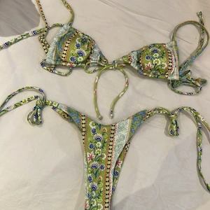 Bikini  - Bikini från SHEIN. Aldrig andvönd och skydded på underdelen är kvar.