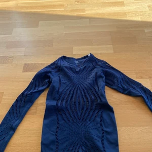 Träningstopp Casall - Nypris är runt 600 kronor, använd 1 gång, storlek S