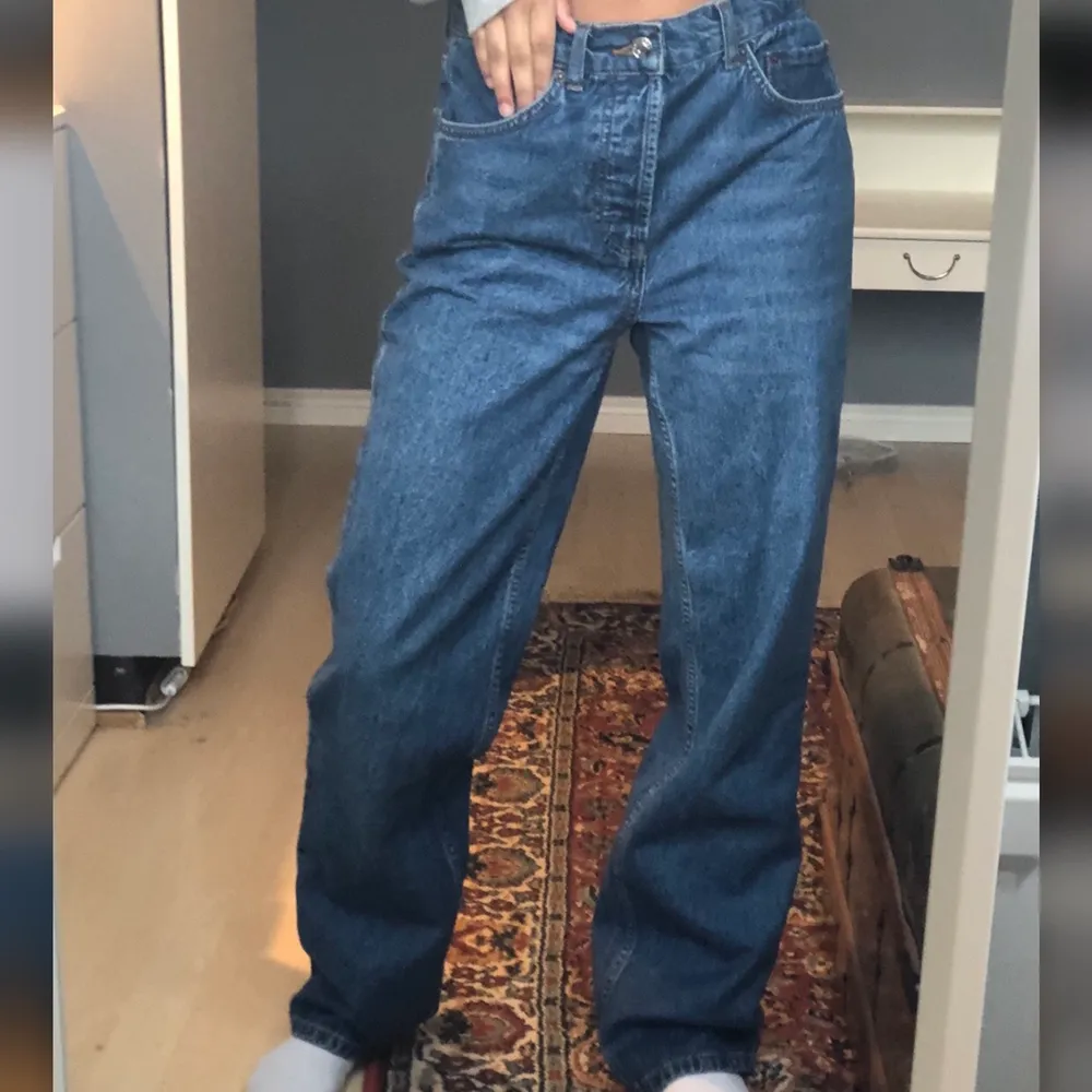 Snygga raka baggy jeans från Asos⭐️ Säljer dessa då jag har ett liknande par! Använda max 3 ggr, sitter bra på mig som har storlek S ungefär:) Pris går att diskuteras, köpare står för frakt🤍 Dom är väldigt långa på mig och jag är 161 cm lång. Jeans & Byxor.