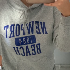 Hoodie med tryck  - En fin och skön hoodie med blått tryck. Tröjan är i storlek M men skulle säga att den sitter som en S. Använd fåtal gånger och är i fint skick. Säljer på grund av att den inte kommer till användning (hund finns i hemmet)💕