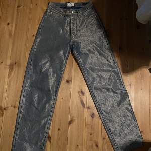 Säljer dessa riktigt feta Eytys benz jeans då dem tyvärr inte kommit till användning, knappt använda och helt slutsålda på hemsidan!:) Bra längd på mig som är 170cm lång!   Bara att hojta till vid eventuella frågor! :)