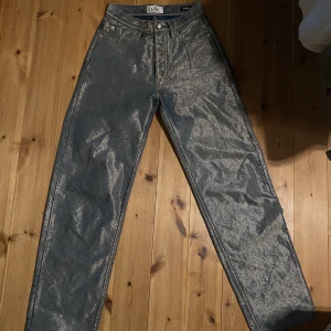 Eytys benz jeans - Säljer dessa riktigt feta Eytys benz jeans då dem tyvärr inte kommit till användning, knappt använda och helt slutsålda på hemsidan!:) Bra längd på mig som är 170cm lång!   Bara att hojta till vid eventuella frågor! :)