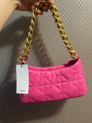 Axelväska  - Helt nytt väska från märke mango