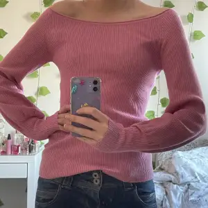 Säljer denna rosa off-shoulder tröja från Gina tricot som är perfekt till våren! Den är i storlek S, men är även väldigt töjbart material. Knappt använd och i väldigt gott skick, inga defekter!   Köpare står för frakt, kontakta för mer info.